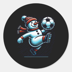 Pegatina Redonda Muñeco de nieve pateando un balón de fútbol