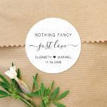 Pegatina Redonda Nada Fancy Just Love Boda<br><div class="desc">Un pegatina de moda para tus invitaciones a bodas,  favores y tarjetas de agradecimiento con "Nothing Fancy Just Love" (Nada más amor),  presentado en una mezcla de letras modernas y simples y un guión elegante con toques,  tus nombres unidos por un corazón y tu boda o fecha de recepción.</div>