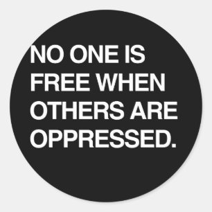 PEGATINA REDONDA NADIE ES LIBRE CUANDO OTROS ESTÁN OPRESOS
