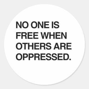 Pegatina Redonda NADIE ES LIBRE CUANDO OTROS ESTÁN OPRESOS.png