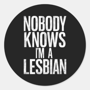 Pegatina Redonda Nadie sabe que soy una lesbiana cómica de orgullo