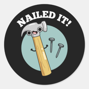 Pegatina Redonda Nailing It Funny Hammer Nail Pun Dark BG