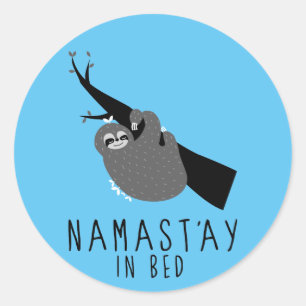 Pegatina Redonda namast'ay en la pereza de la cama