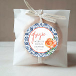 Pegatina Redonda Naranja de acuarela Spritz Grazie Favors<br><div class="desc">Este elegante diseño presenta una temática italiana de Aperol Spritz con acentos cítricos. El ilustracion delantero es una cuenca acuática de Aperol con toallitas de naranja y hierbas aromáticas. Es divertido y caprichoso,  perfecto para fiestas de cócteles y almuerzos elegantes.</div>