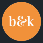 Pegatina Redonda Naranja de Iniciales de Monograma Minimalista Simp<br><div class="desc">Diseño boda moderno, mínimo, minimalista, sencillo, con grandes letras en negrita en color de tono naranja: Naranja soleado (color, fuente, texto, tamaño se puede cambiar). Con monogramas de fecha y novia y novio (iniciales). Pegatinas / sellos para sobres de invitación a la boda. Perfecto para esa pareja joven para el...</div>