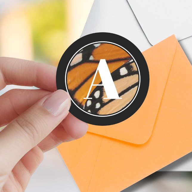 Pegatina Redonda Naranja inicial de la mariposa monarca y negro (Subido por el creador)