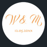 Pegatina Redonda Naranja maravilloso y blanco<br><div class="desc">El pegatina perfecto para sus necesidades de proyecto, este elemento presenta un esquema de color blanco y naranja maravilloso. Con el tipo de letra naranja escrito en un fondo blanco, las iniciales de la pareja están en el centro con la fecha boda debajo. Elija entre varias formas. ¡Personaliza el tuyo...</div>