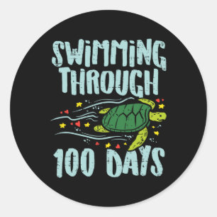Pegatina Redonda Natación a lo largo de 100 días escuela de 100 día