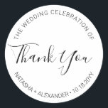 Pegatina Redonda Natasha Guión manuscrito Favor de la boda Gracias<br><div class="desc">Usa estos pegatinas simples pero elegantes, negros y blancos a tu favor. El diseño minimalista incluye sus nombres, fecha de boda y las palabras "Gracias" escritas en un tipo de letra sans serif moderno con un tipo de letra caligrafía manuscrita. Diseñado para coincidir con mi elegante colección de bodas Natasha....</div>