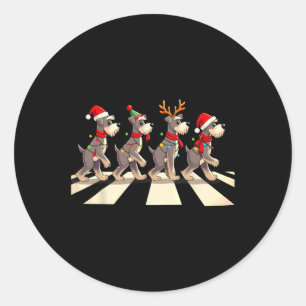 Pegatina Redonda Navidad en miniatura de Schnauzer Dog Crossing Roa