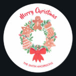 Pegatina Redonda Navidad Feliz personalizada<br><div class="desc">Añade estos lindos pegatinas festivos a tus regalos de temporada. Están impresas con una acuarela de una corona de Navidades decorada con galletas de jengibre. Personalizar a estos pegatinas con su nombre y saludo. Acuarela original © Michele Davies. ¡Disfruta de la diversión festiva!</div>