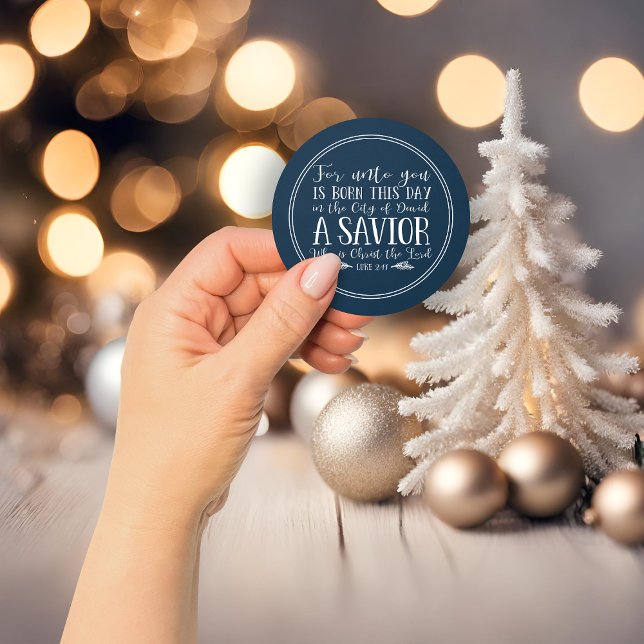 Pegatina Redonda Navidades azules de la marina rusa Biblia versus t (Rustic Navy Blue Christmas Bible Verse Typography Classic Round Sticker)