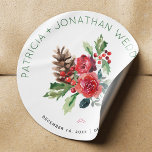 Pegatina Redonda Navidades boda acuarela floral y bayas<br><div class="desc">Pegatina o sello para sobres de texto editable que incluye un moderno y rústico Navidad acuarela tradicional de ramo y tipografía verde. Ideal para su invierno,  Navidades florales y elegantes bodas de temática rústica. ¡Personalízalo con los nombres de la novia y del novio y los detalles del boda!</div>