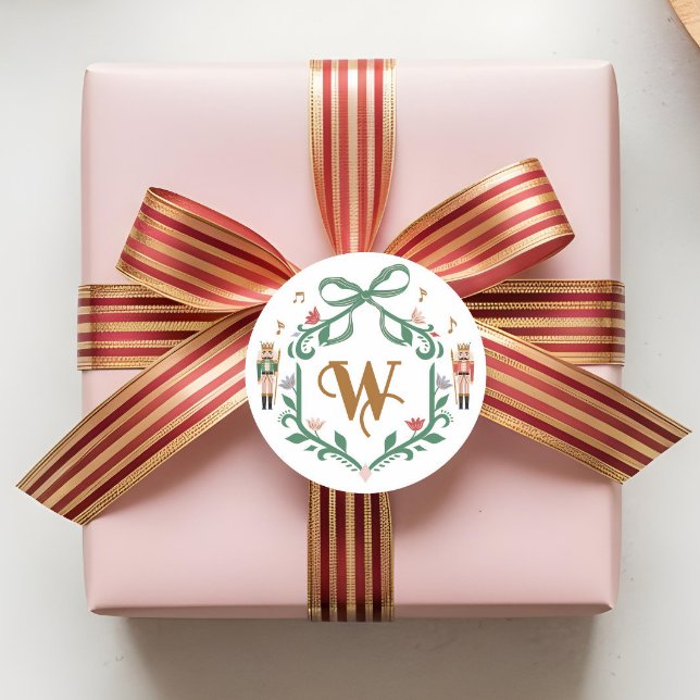 Pegatina Redonda Navidades caprichosos Monograma Escudo de desnucra (Whimsical Christmas Nutcracker Monogram Crest Bow Classic Round Sticker)