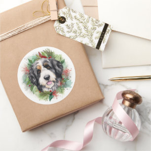 Pegatina Redonda Navidades de Bernedoodle Wreath Pup festivo
