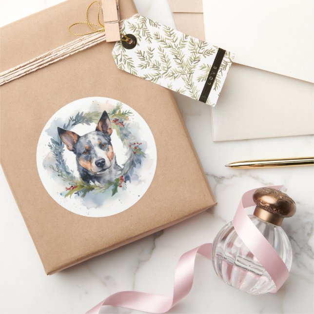 Pegatina Redonda Navidades de Blue Heeler Wreath Festimes Pup (Regalar)