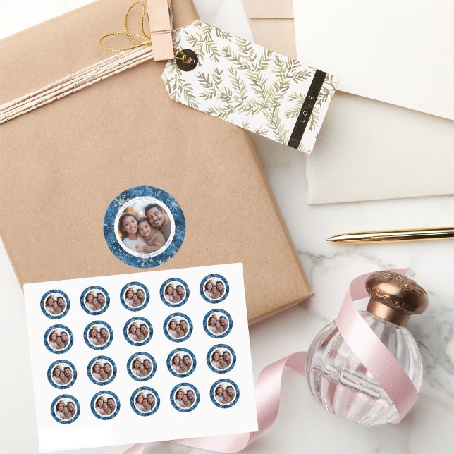 Pegatina Redonda Navidades de copos de nieve blancos y azules vinta (Vintage Blue and White Snowflakes Christmas Photo Classic Round Sticker)