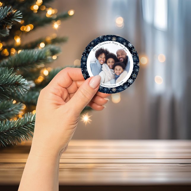 Pegatina Redonda Navidades de copos de nieve blancos y azules vinta (Vintage Blue and White Snowflakes Christmas Photo Classic Round Sticker)