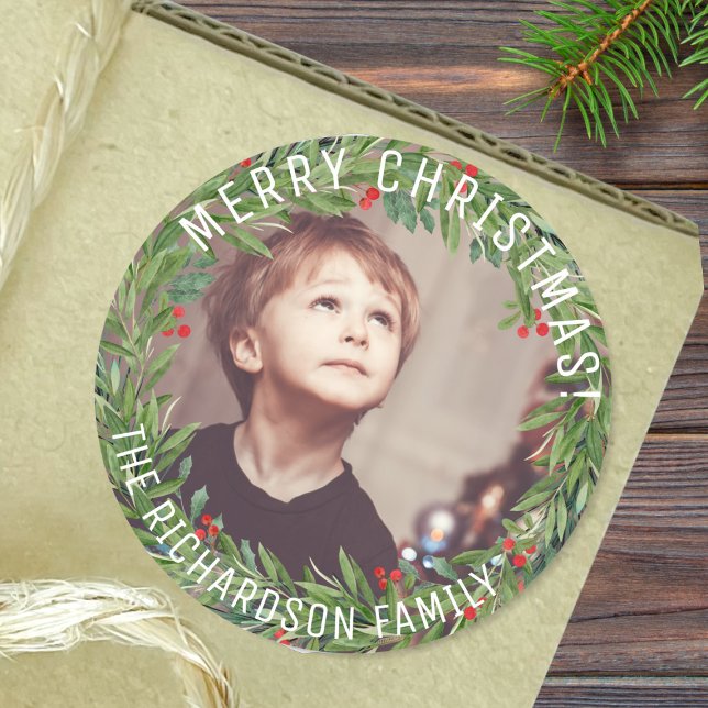 Pegatina Redonda Navidades de fotografía de la familia personalizad (Spread holiday joy with our personalized photo wreath stickers)