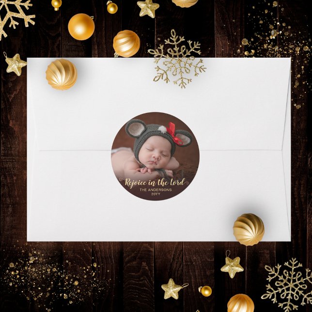 Pegatina Redonda Navidades de fotografía religiosa Gold Merry Chris (This rustic religious Christmas card sticker has a warm, gold and brown color palette.)