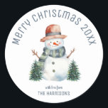 Pegatina Redonda Navidades de invierno de Cute Snowman Christmas Tr<br><div class="desc">Haz tus regalos extra festivos con nuestro Cute Snowman Christmas Tree Navidades de invierno Pegatina clásico de Ronda! Personalízalo con tu nombre para añadir un toque especial a tus regalos. Difundir alegría por las vacaciones con este adorable diseño de muñecos de nieve que seguramente pondrá una sonrisa en los rostros...</div>