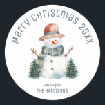 Pegatina Redonda Navidades de invierno de Cute Snowman Christmas Tr<br><div class="desc">Haz tus regalos extra festivos con nuestro Cute Snowman Christmas Tree Navidades de invierno Pegatina clásico de Ronda! Personalízalo con tu nombre para añadir un toque especial a tus regalos. Difundir alegría por las vacaciones con este adorable diseño de muñecos de nieve que seguramente pondrá una sonrisa en los rostros...</div>
