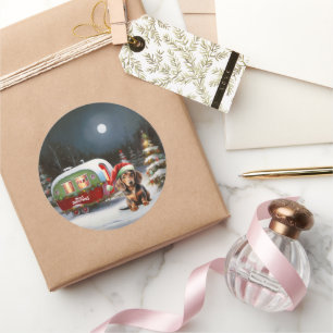 Pegatina Redonda Navidades de la Caravana de Invierno de Dachshund