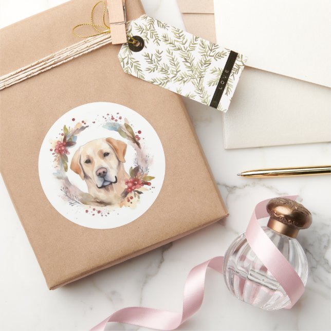 Pegatina Redonda Navidades de Labrador con una presentación festiva (Regalar)