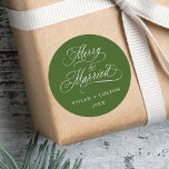 Pegatina Redonda Navidades de Madera Verde Forestal y Matrimonio de<br><div class="desc">Elegante y romántico guión corto de caligrafía "Merry & Married" con sus nombres y año. Para una personalización más avanzada de este diseño,  haga clic en el BOTÓN HERRAMIENTA DE DISEÑO AZUL de arriba.</div>