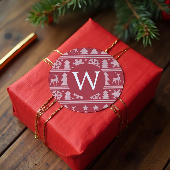 Pegatina Redonda Navidades de monograma del patrón de suéter rojo d (Cozy Knit Red Sweater Pattern Monogram Christmas Classic Round Sticker)