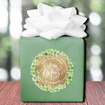 Pegatina Redonda Navidades de vacaciones caseras<br><div class="desc">Feliz Navidad con letras blancas de moda sobre un chisme de falso Relieve metalizado de oro, estos pegatinas redondos están personalizados con dulces deseos de vacaciones y tu nombre familiar con letras de moda en un patrón de pulseras de oro sobre trazos de pincel verde. MÁS diseños en nuestra tienda,...</div>