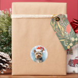 Pegatina Redonda Navidades de Yorkshire Terrier pinchan arte de pin<br><div class="desc">Colorido y alegre diseño de Navidades con un Yorkshire Terrier usando un sombrero de Santa.</div>