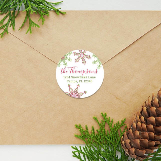 Pegatina Redonda Navidades devuelven la dirección Copos de nieve co (Whimsical red and green Christmas snowflake circle return address label. )