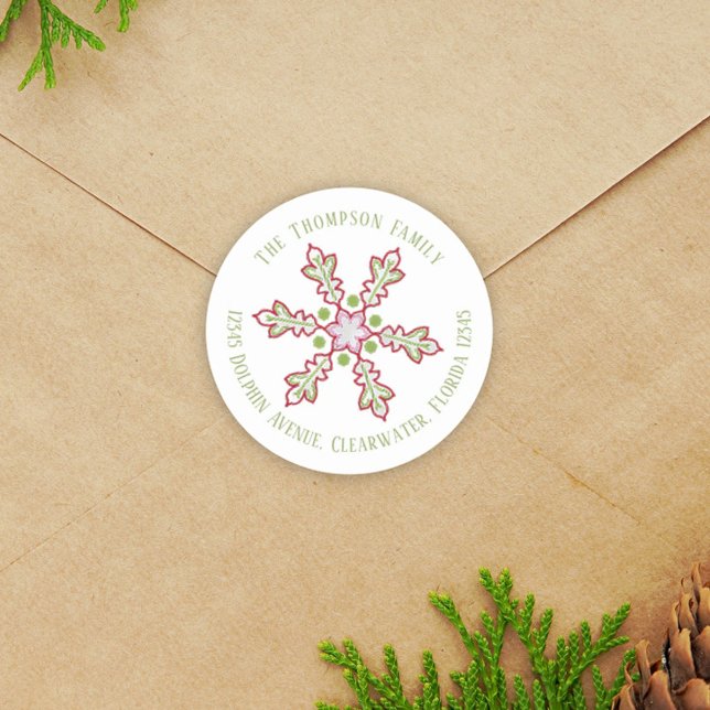 Pegatina Redonda Navidades Dirección de Retorno Moderno y Cuta Dire (Whimsical red and green Christmas snowflake circle return address label. )