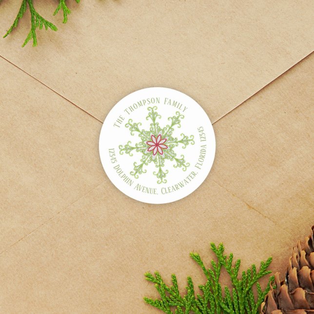 Pegatina Redonda Navidades Dirección de Retorno Moderno y Cuta Dire (Whimsical red and green Christmas snowflake circle return address label. )