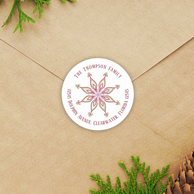 Pegatina Redonda Navidades Dirección de Retorno Moderno y Cuta Dire (Whimsical red and green Christmas snowflake circle return address label. )