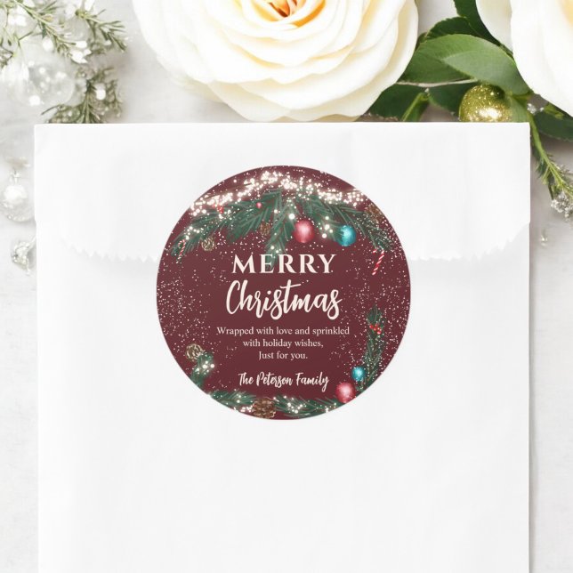 Pegatina Redonda Navidades festivos alumbran ramas de pino nevado r (Festive Christmas lights pine branches snow red Classic Round Sticker)