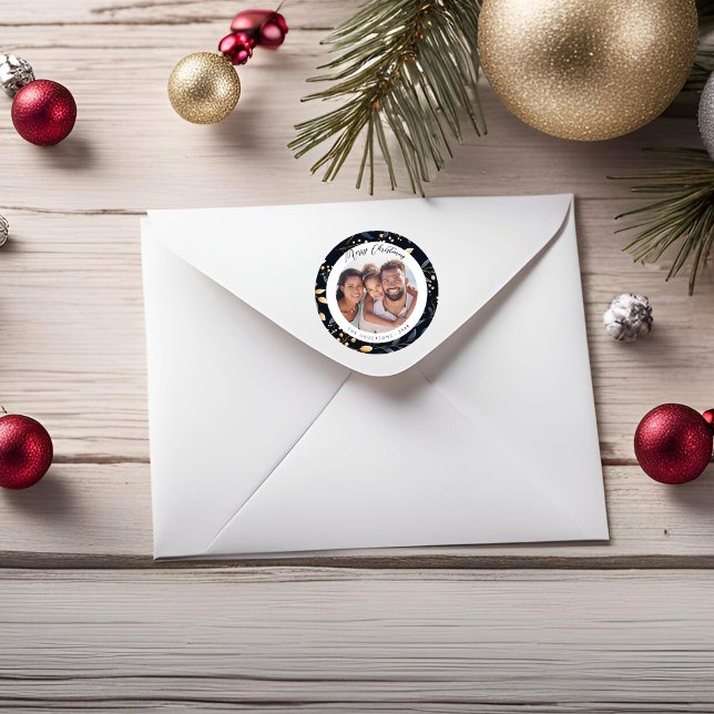 Pegatina Redonda Navidades modernos, azules y de oro dejan foto (Blue and Gold Christmas Leaves Photo Sticker)