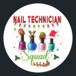 Pegatina Redonda Navidades Técnicos de las Uñas Xmas Salon Propieta<br><div class="desc">Tienes un salón de uñas,  este diseño es perfecto para usar esta temporada de Navidades. Sorprenda a sus clientes con este diseño y disfrute de estos Navidades haciendo corresponder a todos sus compañeros de trabajo. Crear momentos inolvidables usando este diseño original.</div>