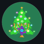 Pegatina Redonda Navidades y Hanukkah juntos<br><div class="desc">Navidades y Hanukkah en regalos para familias interreligiosas que celebran la alegría de los Navidades y la belleza de Chanukah. Con árboles de navidad y menorah con estrella judía de david rodeada de regalos de vacaciones en tarjetas de felicitación,  franqueo,  ideas de regalo y ropa para la familia.</div>