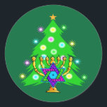 Pegatina Redonda Navidades y Hanukkah juntos<br><div class="desc">Navidades y Hanukkah en regalos para familias interreligiosas que celebran la alegría de los Navidades y la belleza de Chanukah. Con árboles de navidad y menorah con estrella judía de david rodeada de regalos de vacaciones en tarjetas de felicitación,  franqueo,  ideas de regalo y ropa para la familia.</div>