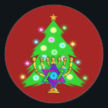 Pegatina Redonda Navidades y Hanukkah juntos<br><div class="desc">Navidades y Hanukkah en regalos para familias interreligiosas que celebran la alegría de los Navidades y la belleza de Chanukah. Con árboles de navidad y menorah con estrella judía de david rodeada de regalos de vacaciones en tarjetas de felicitación,  franqueo,  ideas de regalo y ropa para la familia.</div>