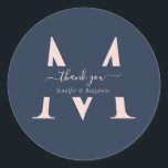 Pegatina Redonda Navy Blue Rubor Monograma Favor de la boda Gracias<br><div class="desc">Moderno boda de monograma personalizado azul marino y rubor gracias pegatinas con escritura moderna. Personaliza fácilmente en línea. Artículos de correspondencia disponibles para complementar estas elegantes etiquetas de boda monograma.</div>