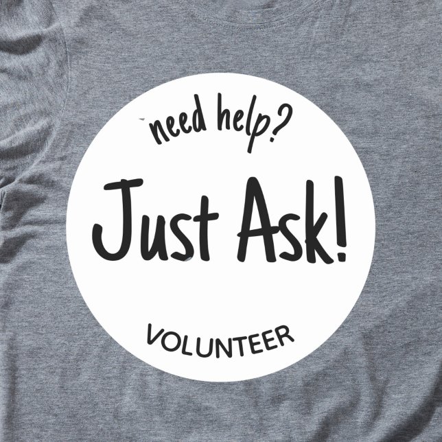 Pegatina Redonda Necesitar ayuda simplemente preguntar el carné de  (Black on white "need help just ask! volunteer sticker badge.)