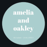 Pegatina Redonda Negrita Boho Aqua Blue Custom Wedding<br><div class="desc">Personalice sus favores matrimoniales con estos elegantes pegatinas personalizados. Con un suave fondo azul acuático y una tipografía audaz, estos pegatinas le dan un toque elegante a las cajas de regalo, sobres y más. Personalizar con sus nombres y fecha boda para un hermoso y atento detalle que sus invitados amarán....</div>