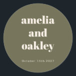 Pegatina Redonda Negrita Boho Minimalista Olive Green Wedding<br><div class="desc">Negrita Minimalista Boho Olive Green Retro Simple Custom Wedding Pegatina Redondo clásico</div>