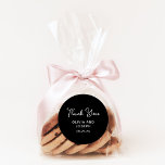 Pegatina Redonda Negro dulce y caprichoso | Boda Gracias<br><div class="desc">Estos bodas negros o duchas de novias simples y elegantes,  presentan una tipografía de escritura blanca de estilo vintage que dice "gracias". Un elegante y clásico aspecto minimalista que sigue siendo único y contemporáneo.</div>