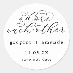 Pegatina Redonda Negro tradicional sobre caligrafía blanca elegante