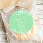 Pegatina Redonda Neo Mint Modern White Floral Boda Gracias<br><div class="desc">Boda Floral Blanca Moderna Neo Mint Gracias Pegatina Redondo Clásico. Este bonito diseño moderno presenta tonos de neormenta y blanco acentuado con flores botánicas florales rústicas. Ideal para la primavera. Personalice este diseño personalizado con sus propios detalles.</div>