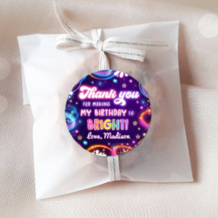 Pegatina Redonda Neon Glow en la fiesta de cumpleaños del Chica de 